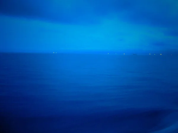 Захватывающий Вид Море Небо Синих Тонах Фона — стоковое фото