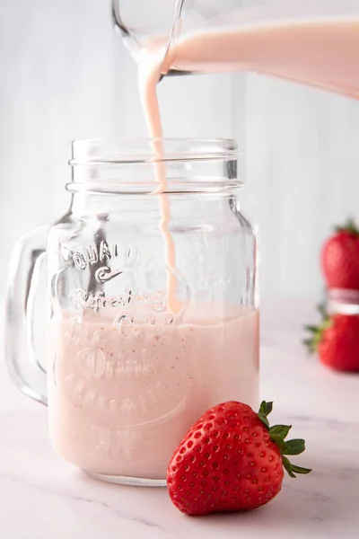 Een Kruik Van Een Aardbei Verfrissend Drankje — Stockfoto