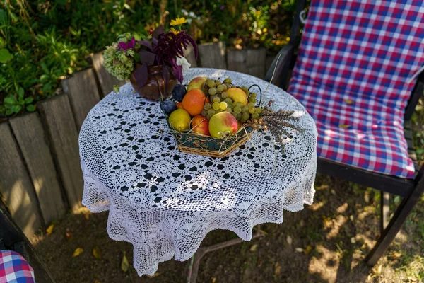 在阳光下 有水果的花园桌子的特写镜头 — 图库照片