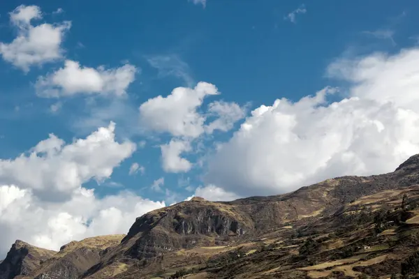 Βουνά Λάμπουν Κάτω Από Τον Θολό Συννεφιασμένο Ουρανό — Φωτογραφία Αρχείου