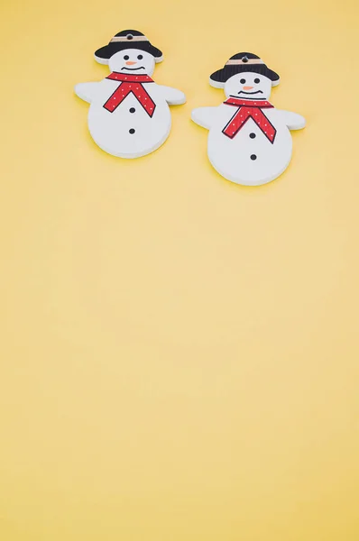 Вертикальный Снимок Рождественских Украшений Снеговика — стоковое фото
