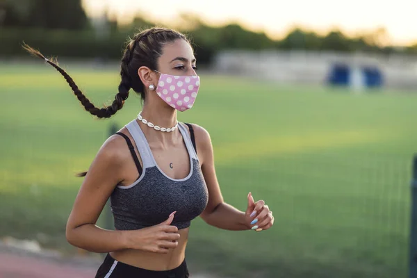 Une Jeune Coureuse Sportive Portant Masque Protection Médicale — Photo