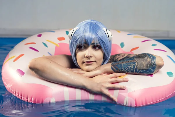 Evropská Žena Modrými Vlasy Nafukovací Bazénu — Stock fotografie