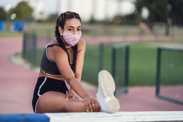 Vue Une Jeune Femme Caucasienne Portant Masque Exerçant Sur Terrain — Photo