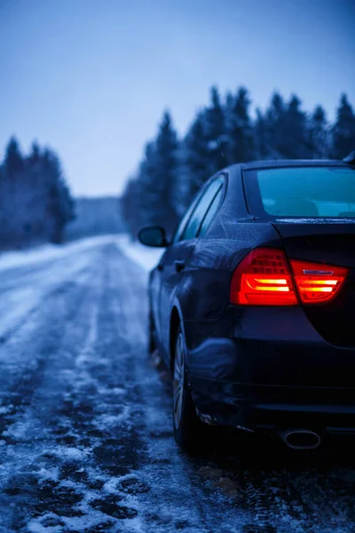 Černé Auto Ledové Cestě Obklopené Stromy Pokrytými Sněhem — Stock fotografie