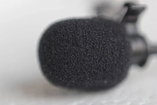 Detailní Záběr Mikrofonu Klopy Bílém Povrchu — Stock fotografie