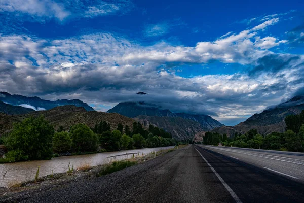 Красивый Кадр Дороги Через Холмы Горы Покрытые Облаками — стоковое фото