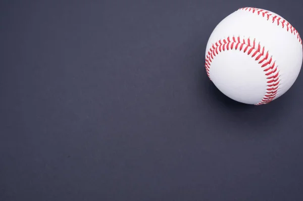 Uma Bola Beisebol Isolada Fundo Azul — Fotografia de Stock