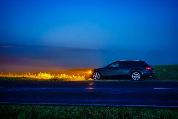 Машина Припаркована Дорозі Огорнута Туманом Увечері — стокове фото