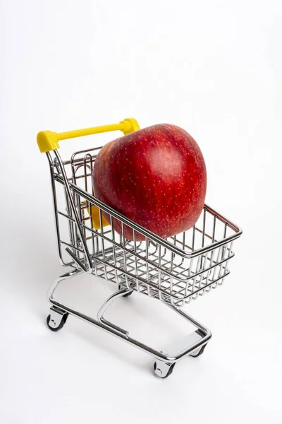 Disparo Vertical Una Manzana Roja Carrito Compras Sobre Fondo Blanco — Foto de Stock