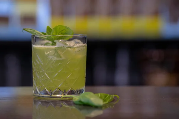 Primo Piano Bicchiere Cocktail Ghiacciato Con Menta Sul Bancone Bar — Foto Stock