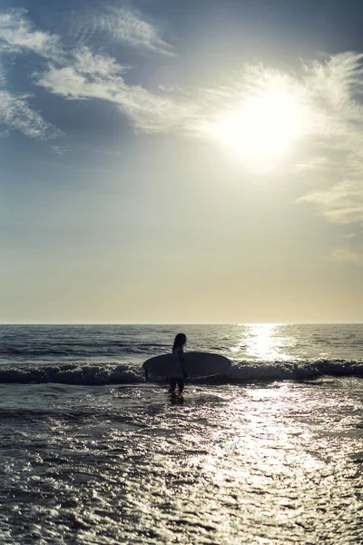 Tiro Vertical Uma Mulher Caucasiana Surfando Durante Pôr Sol — Fotografia de Stock