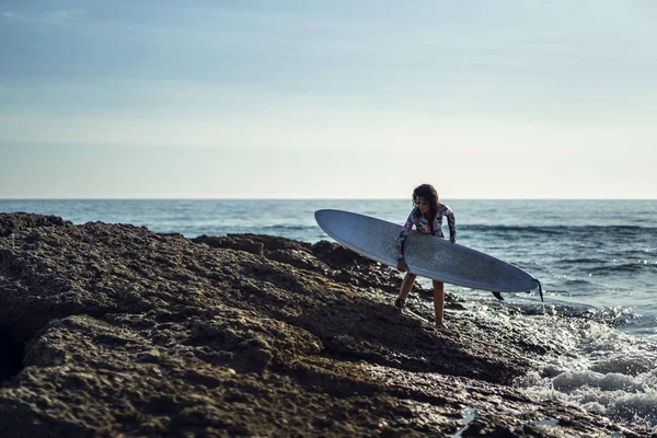 Uma Visão Uma Mulher Europeia Trazendo Sua Prancha Surf — Fotografia de Stock