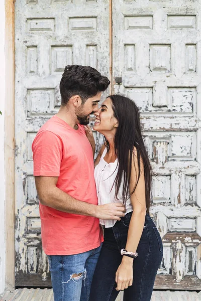 Plan Vertical Jeune Couple Embrassant Contre Une Porte — Photo