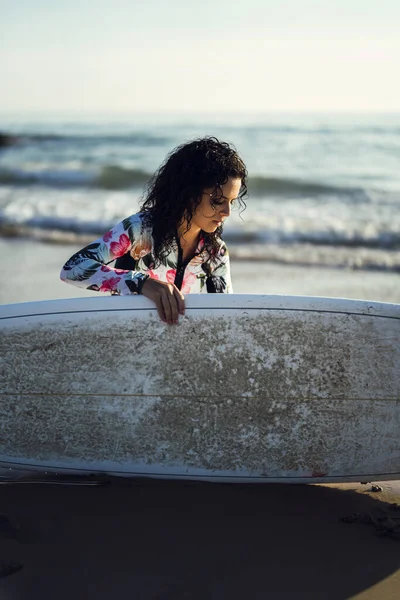 Een Verticaal Shot Van Een Blanke Vrouw Tijdens Het Surfen — Stockfoto
