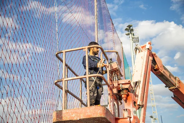 Een Lage Hoek Opname Van Een Man Die Werkt Een — Stockfoto