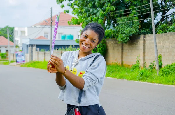 Uma Jovem Africana Alegre Segurando Uma Rosa — Fotografia de Stock