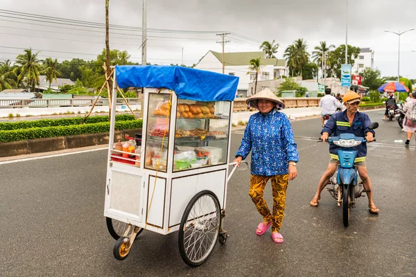 Phu Quoc Vietnam 2019 Augusztus Egy Női Kereskedő Mobil Élelmiszerkocsival — Stock Fotó