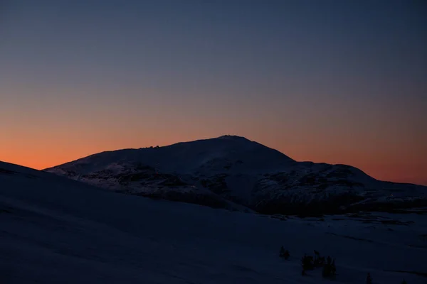Una Vista Panorámica Paisaje Montañoso Cubierto Nieve Atardecer — Foto de Stock