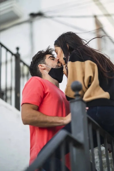 남녀가 계단에서 키스를 — 스톡 사진