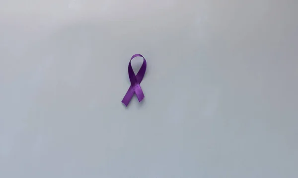 Поверхностный Снимок Фиолетовой Ленты Белой Поверхности Концепция Цветных Лент Кампании — стоковое фото