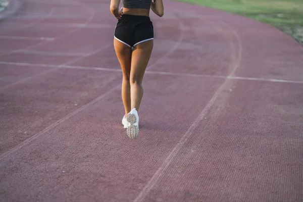 医療用保護マスクをした若い陸上競技女子ランナー — ストック写真