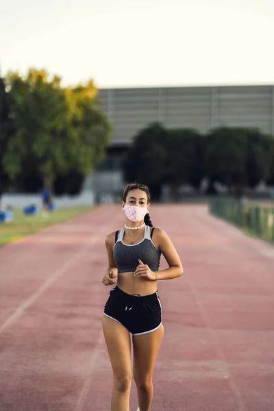 Una Joven Atlética Corredora Con Una Máscara Médica Protectora — Foto de Stock