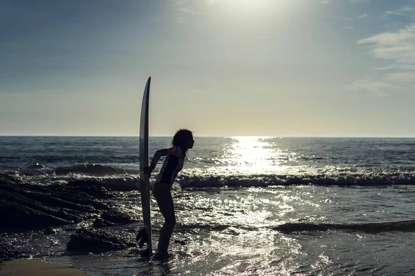 Een Mooie Jonge Surfer Vrouw Met Een Surfplank Die Plezier — Stockfoto