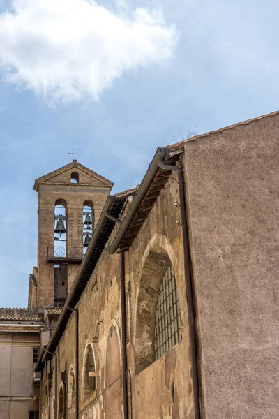Roma Talya Birçok Penceresi Olan Eski Tarz Geleneksel Bir Talyan — Stok fotoğraf