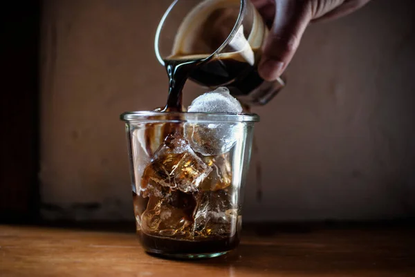 Eine Nahaufnahme Des Einfüllens Von Kaffee Eine Glasschale — Stockfoto
