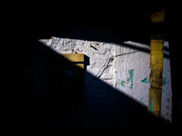 Φως Και Σκιά Ένα Τραχύ Φθαρμένο Τοίχο — Φωτογραφία Αρχείου