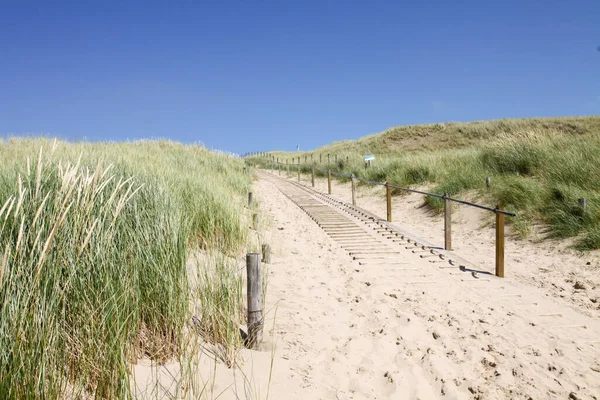 Ensemble Escaliers Partiellement Recouverts Sable Menant Plage — Photo