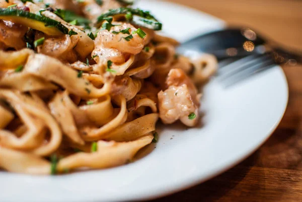 Een Selectieve Focus Shot Van Heerlijke Pasta Met Garnalen — Stockfoto