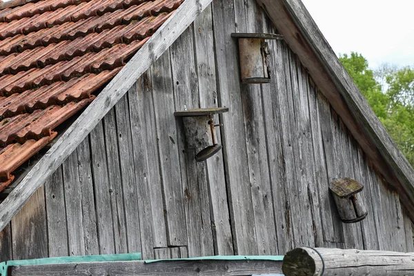 Oude Vogelhuisjes Aan Muur Van Schuur — Stockfoto