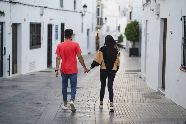 白い街を歩いている若いカップル — ストック写真