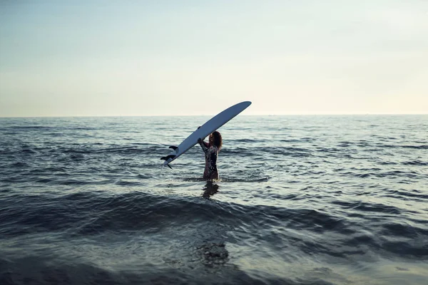 Een Blanke Vrouw Tijdens Het Surfen Zee — Stockfoto
