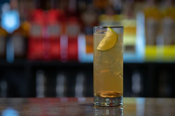 Närbild Originella Alkoholhaltiga Drinkar Med Citron Garnering Ett Barbord — Stockfoto