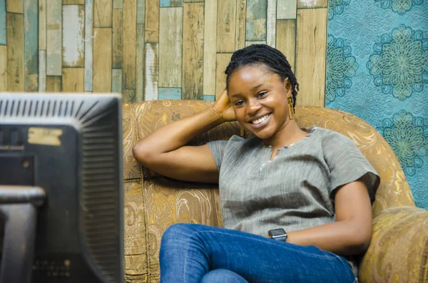 Крупный План Хорошенькой Афро Американской Женщины Сидящей Диване Смотрящей Телевизор — стоковое фото