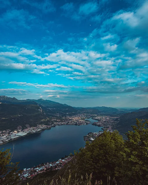 Hermoso Paisaje Rodeado Montañas Bajo Cielo Nublado —  Fotos de Stock