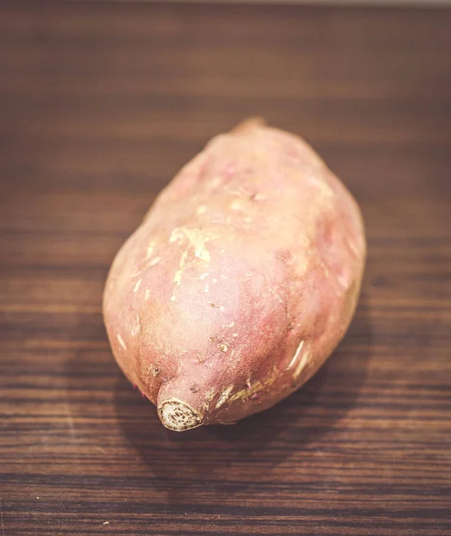 Крупный План Сладкого Розового Картофеля Столе — стоковое фото