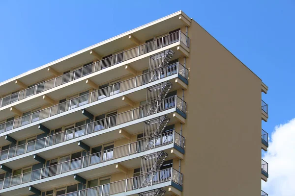 Una Toma Ángulo Bajo Edificio Apartamentos Alto Moderno — Foto de Stock