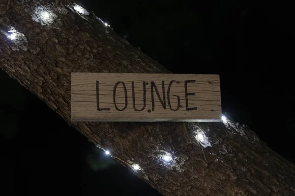 Uma Placa Madeira Com Lounge Escrito Anexado Árvore — Fotografia de Stock
