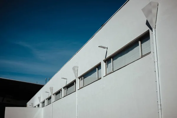 白い建物の外観の側面 — ストック写真