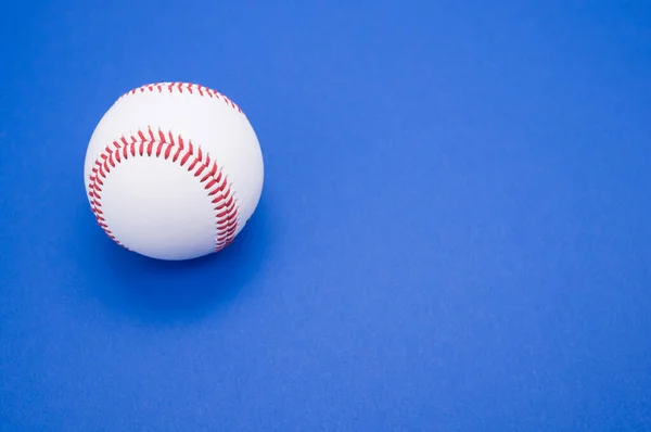 Μια Μπάλα Του Μπέιζμπολ Απομονωμένη Μπλε Φόντο — Φωτογραφία Αρχείου