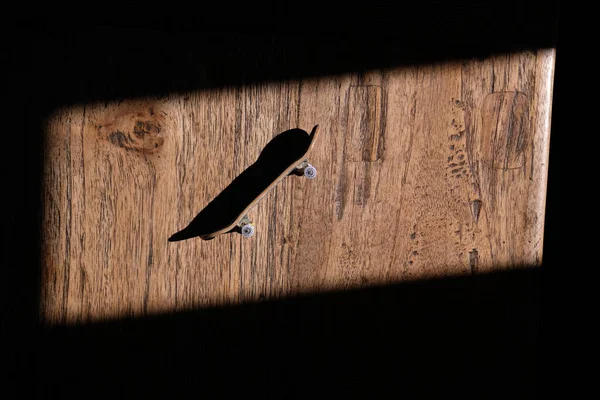 Ένα Κοντινό Πλάνο Του Skateboard Δάχτυλο Ξύλινο Φόντο — Φωτογραφία Αρχείου