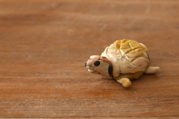 Крупный План Маленькой Черепахи Сделанной Пластилина Деревянном Столе — стоковое фото