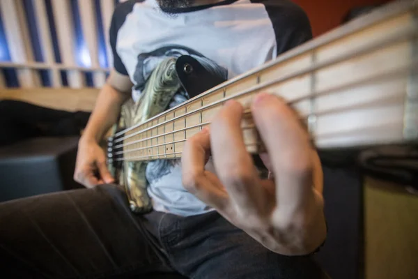 Zbliżenie Ujęcia Dłoni Strunach Gitary Basowej — Zdjęcie stockowe