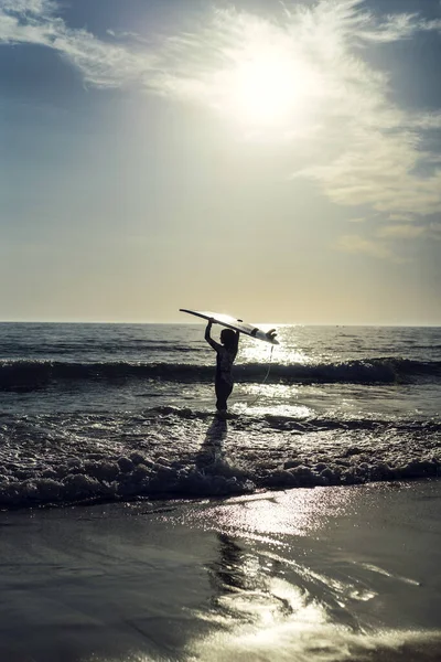 Tiro Vertical Uma Jovem Surfista Com Uma Prancha Surf Divertindo — Fotografia de Stock