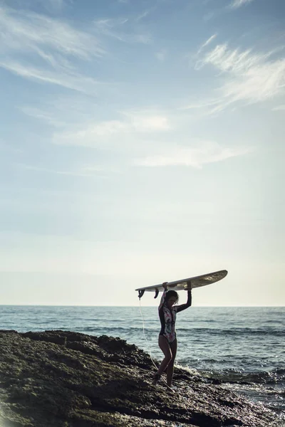 Een Verticaal Schot Van Een Kaukasische Vrouw Surfen — Stockfoto