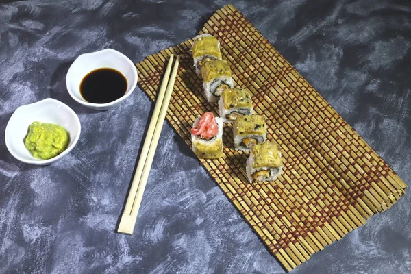 Primo Piano Rotoli Sushi Vassoio Bambù Con Salsa Teriyaki Wasabi — Foto Stock